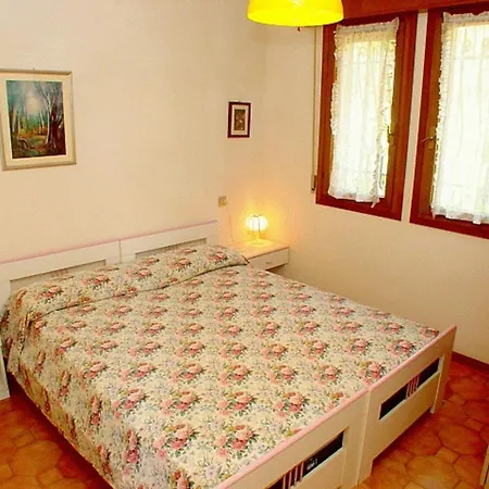 公寓 Three Flat With Wi-fi And Private Parking Space 100mt From Lignano 利尼亚诺萨比亚多罗